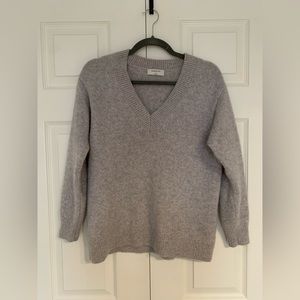 Premium cashmere Babaton Gray V-Neck Sweater
